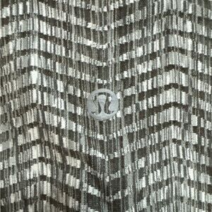 Lululemon‎ Women’s Leggings Gray And White Size 4 Zig Zag Design Athletic